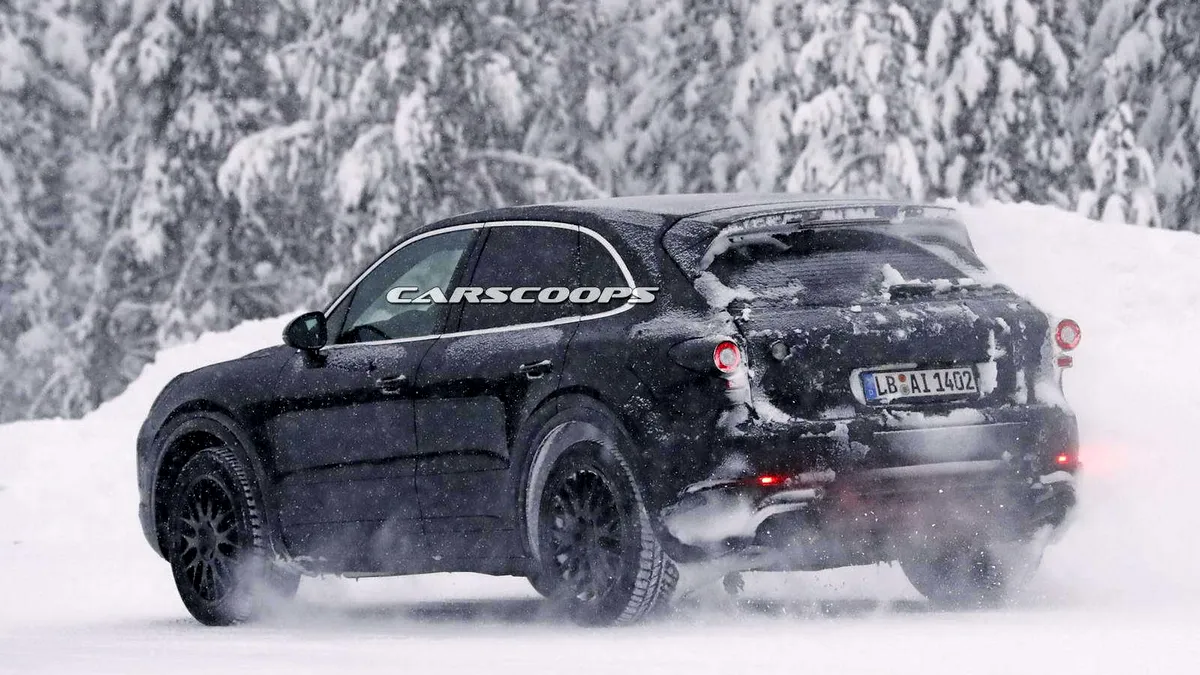 Porsche Cayenne 2018 a ieşit la joacă în zăpadă [FOTO]