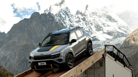 Jeep va introduce o nouă grilă pe modelul Avenger facelift. Tradiționalele șapte fante rămân elementul central