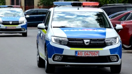 Ce au filmat niște trecători într-o mașină de poliție parcată?