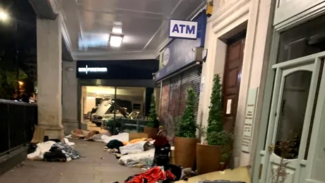 Mai mulți români au ajuns să doarmă pe trotuarul din fața unui showroom Mercedes