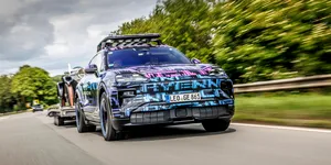 Porsche publică noi imagini cu viitorul Cayenne electric. SUV-ul a fost condus de o legendă a televiziunii – VIDEO