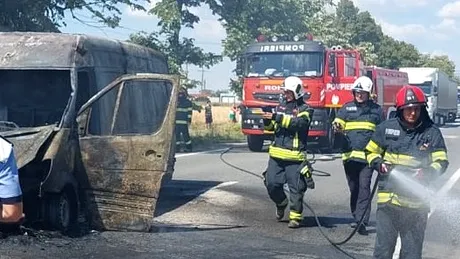 Trei autovehicule au fost ars ca o torță pe o șosea din Bihor - VIDEO
