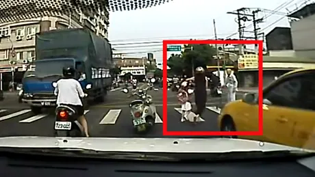 VIDEO: Gest extrem de frumos în trafic al unei mame pe scuter