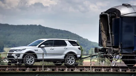 Un Land Rover transformat în locomotivă | GALERIE FOTO - VIDEO