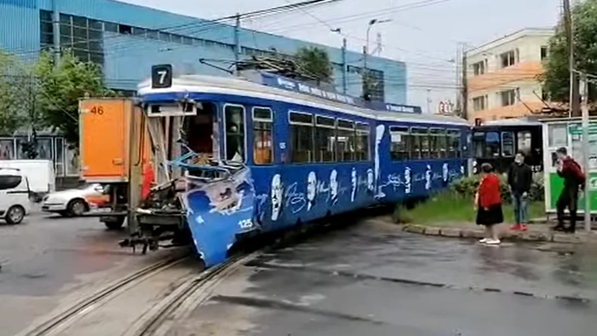 Zi cu accidente grave la Iași. Un tramvai a fost lovit de un TIR și carambol cu șapte mașini implicate