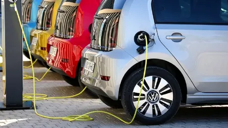 Posesorii de mașini hibrid și electrice vor avea noi obligații începând din anul 2023