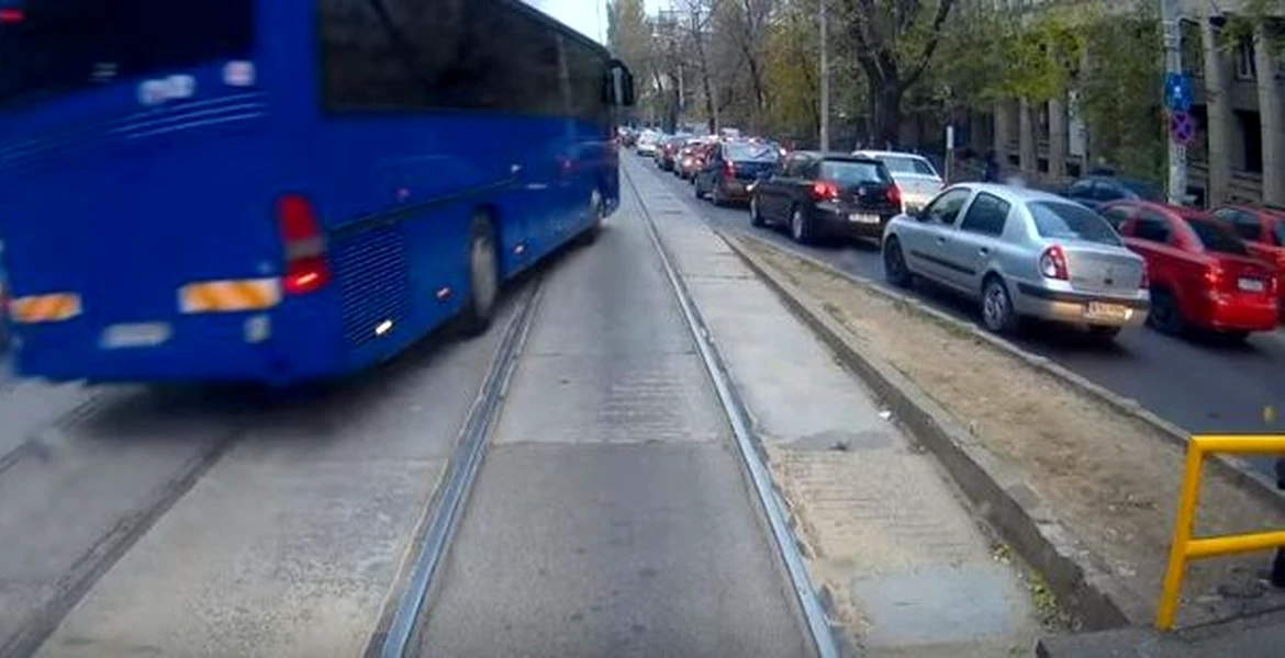 Autocarul Jandarmeriei, filmat în timp ce depăşeşte la milimetru pe linia de tramvai – VIDEO