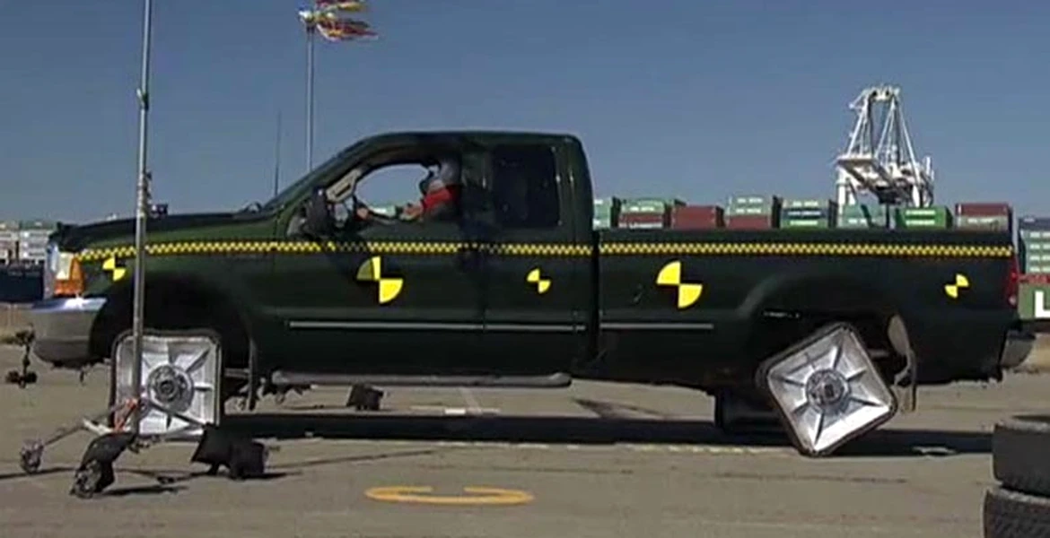 Video: Mythbusters şi maşina cu roţi pătrate!