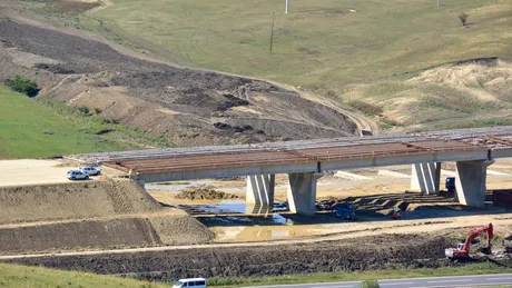 Pe autostrada Sebeş-Turda se lucrează de zor, deşi nu există autorizaţii de construcţie