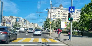 2025: Verde la semaforul principal și la cel intermitent la dreapta. Cine are prioritate în acest caz?