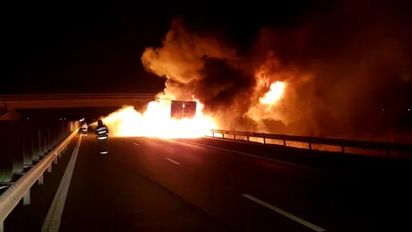 Un camion cu lemne a ars ca o torță pe autostrada A1, la Recaș