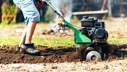 Cum se conduce corect un motocultor. E nevoie de permis sau curs special pentru a folosi acest utilaj agricol în 2026?