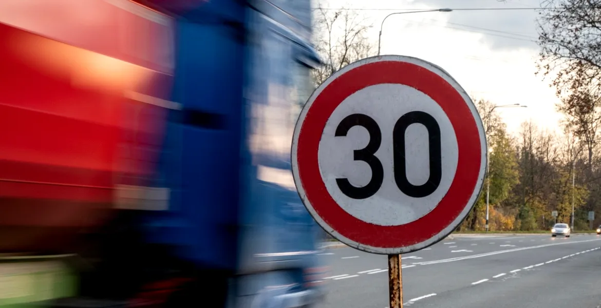 Viteza maximă, limitată la 30 km/h în localitate și pe Drumurile Naționale. Când se aplică această restricție