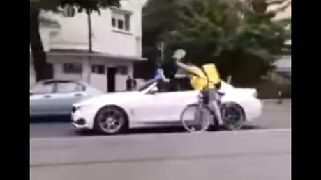 Biciclist bătut de şoferul unui BMW. Ce se poate întâmpla dacă nu te dai din faţa unui bolid - VIDEO