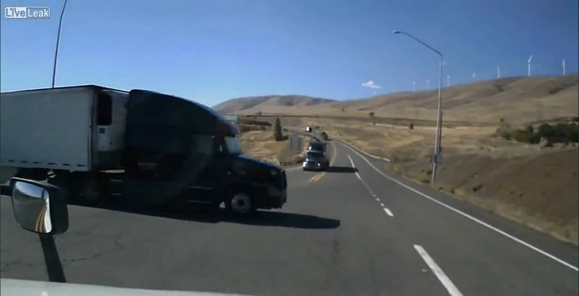 Neatenţia costă, chiar şi când conduci ditamai camionul… VIDEO