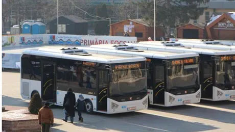 Transportul în comun în 2020. Uşa unui autobuz, legată cu o cârpă şi blocată cu o mătură - FOTO