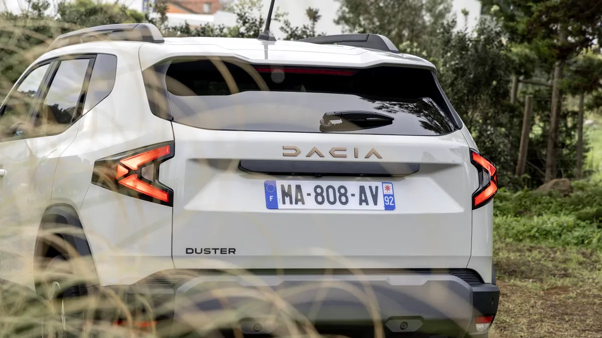 Cât costă Dacia Duster III cu motor pe motorină, versiunea pe care România nu o primește?