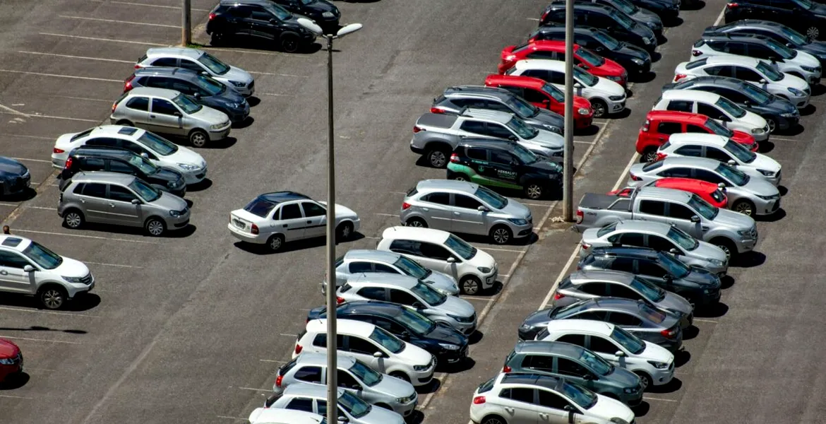 Legea circulației 2024: Șoferii pot fi amendați când circulă pe interzis în parcarea unui magazin?