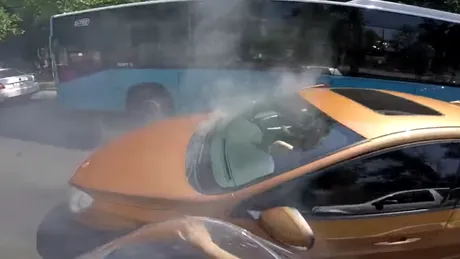 O maşină ia foc în Bucureşti, însă intervenţia rapidă a altor şoferi împiedică incendiul să se extindă - VIDEO