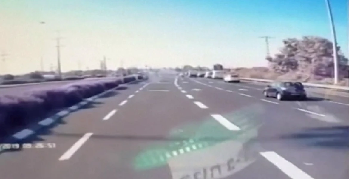 Momentul în care o rachetă lovește o autostradă din Israel – VIDEO
