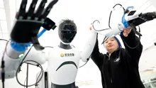 VIDEO „Școala” de roboți umanoizi din China: Un laborator din Wuhan „antrenează” roboții să îndeplinească sarcini cotidiene