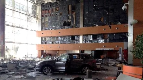 Povestea mașinii-fantomă. Un Porsche Cayenne a fost abandonat la aeroportul din Donețk în plin război