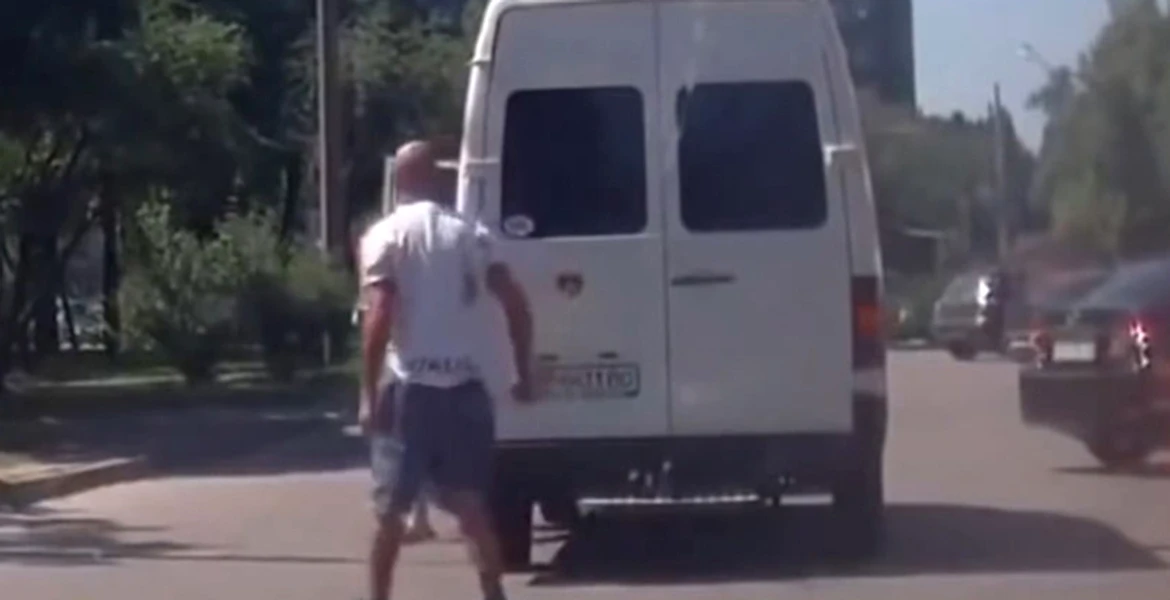 Un bărbat supraviețuiește după ce o dubă trece peste el. Filmat în Ucraina – VIDEO