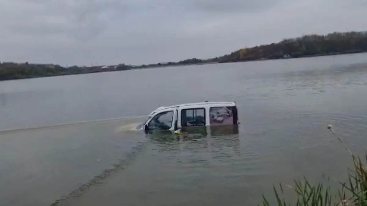 Un pescar era să se înece după ce mașina în care dormea a pornit la vale - VIDEO