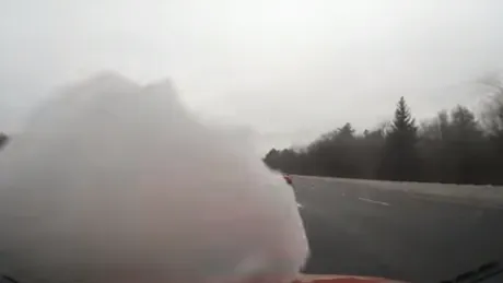 VIDEO. Obişnuieşti să nu-ţi cureţi zăpada de pe acoperişul maşinii? Iată ce se poate întâmpla