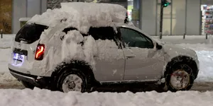 Șoferii care nu își curăță mașinile de zăpadă vor fi amendați. Codul Rutier 2026 prevede sancțiuni uriașe