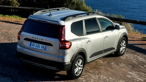 Cum transformi o Dacia Jogger într-un camper în doar 4 minute. Soluția de 1.400 de lei apărută pe OLX