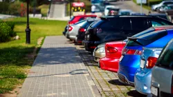Mai are Poliția voie să-ți ridice mașina dacă e parcată jumătate pe trotuar? Reguli mai puțin știute din Codul Rutier 2025
