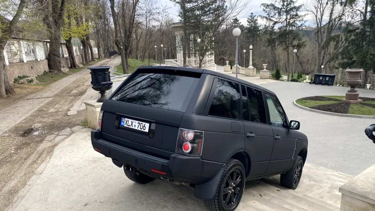 Un posesor de Range Rover s-ar putea să ia amendă după ce și-a pozat astfel mașina pe care o vinde