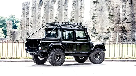 Land Rover Defender SVX. Maşina vedetă din James Bond este de vânzare -  FOTO